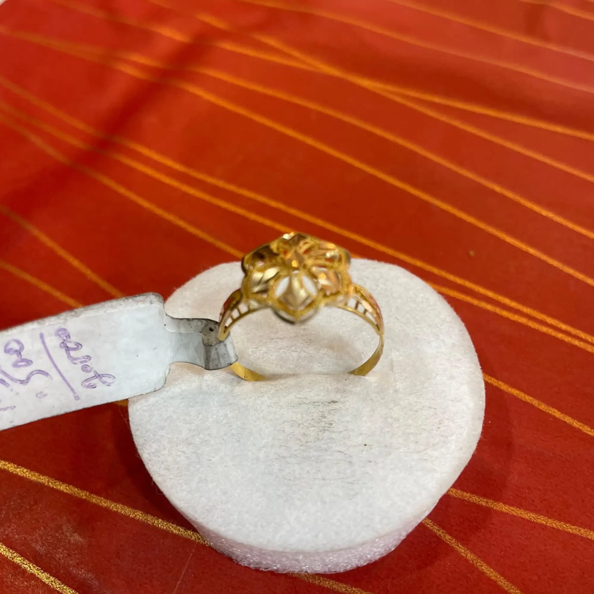 Stylish gold ring