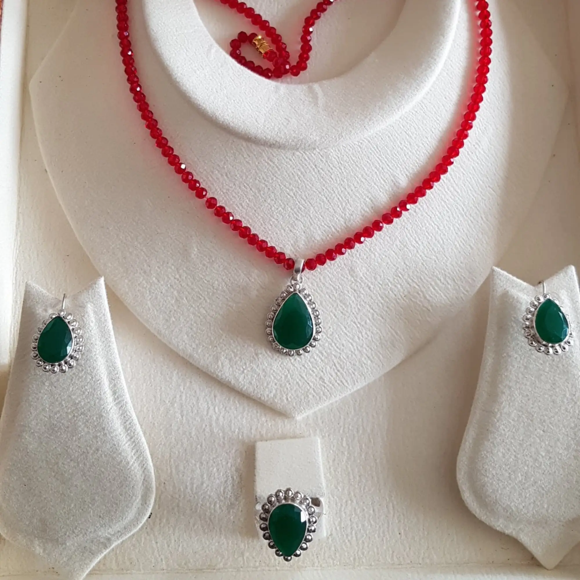 Classic handcrafted necklace